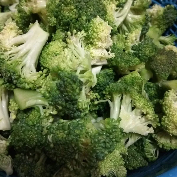 Rendam brokoli dalam air garam lalu cuci bersih dan tiriskan.