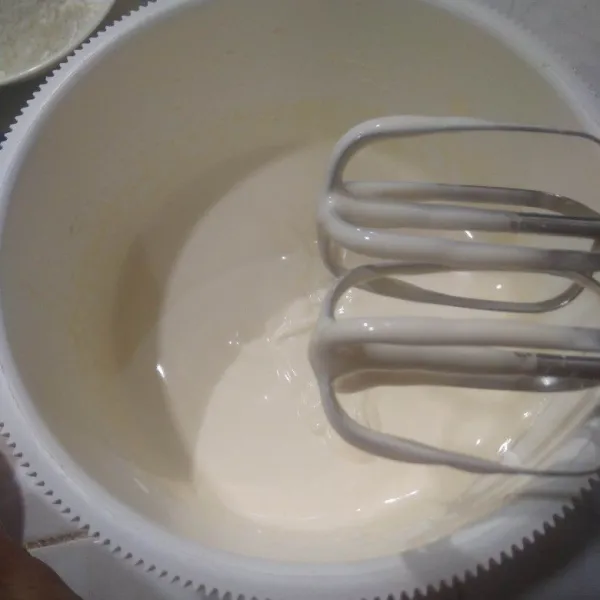 Campurkan telur, emulsifier dan gula pasir. Mixer dengan kecepatan tinggi hingga kental putih berjejak. Kurang lebih 5-6 menit.