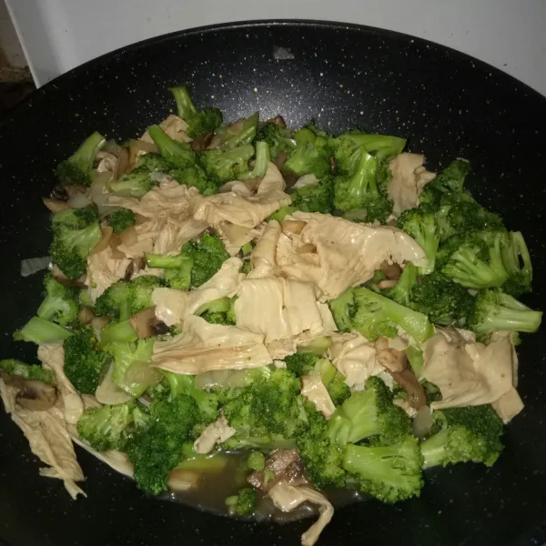 Tambahkan kembang tahu, aduk rata dan siap disajikan.