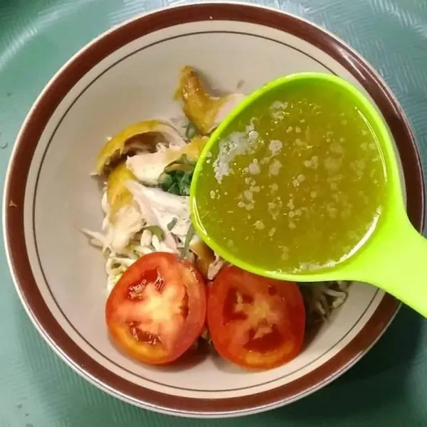 Masukkan 3 sendok sayur air soto, siap untuk disajikan.