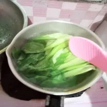 Cuci bersih pokcoy lalu rebus pokcoy selama 3 menit di air mendidih, angkat kemudian tiriskan