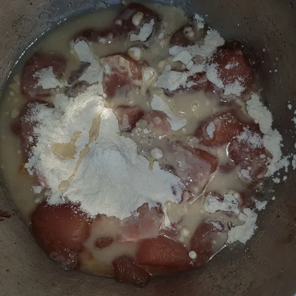 Setelah 1 jam,keluarkan ayam dari dalam kulkas. Tambahkan 1 sdm tepung ayam krispi dan instan dan 3 sdm air, aduk rata.