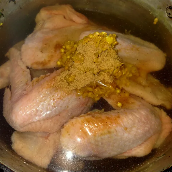 Rebus ayam dengan bumbu halus, biarkan menyusut dan meresap.