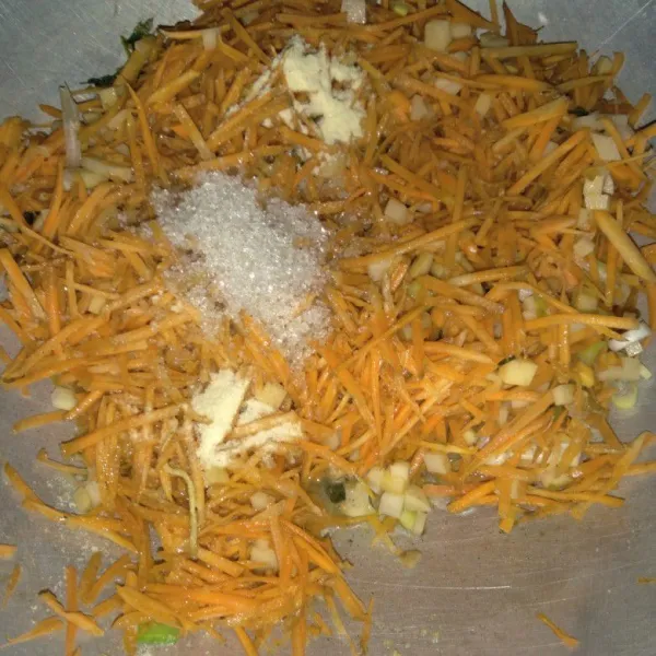 Tumis bumbu halus hingga harum dan matang. Masukkan bahan sayuran, gula, garam dan kaldu bubuk. Masak hingga sayuran matang.