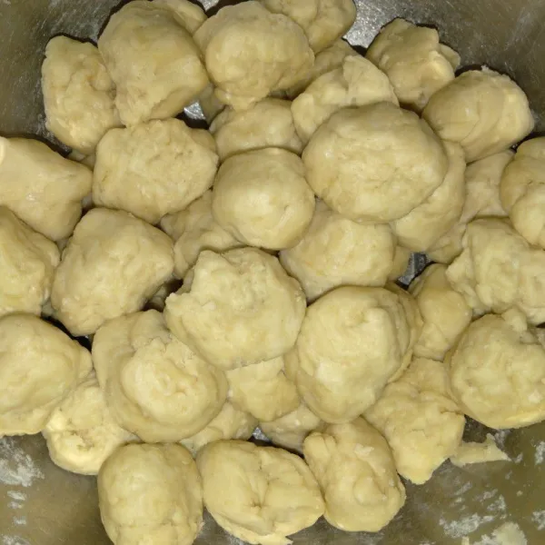 Tambahakn air hangat sedikit-sedikit sambil diuleni hingga dapat dibentuk. Tambhakan air bila tepung belum bisa dibentuk. Bagi adonan sesuai selera bisa sebesar telur puyuh.