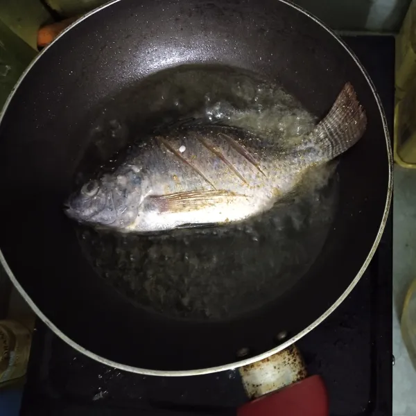 Goreng ikan nila sampai matang