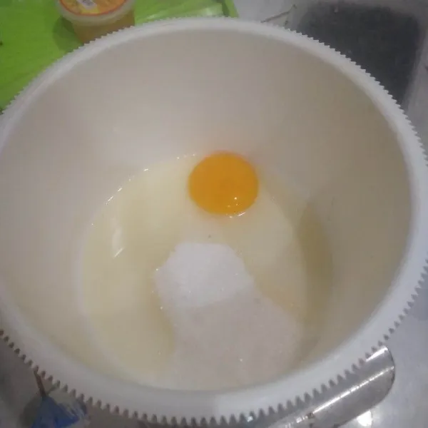 Kocok telur, vanili cair dan gula menggunakan balon whisk hingga gula larut.