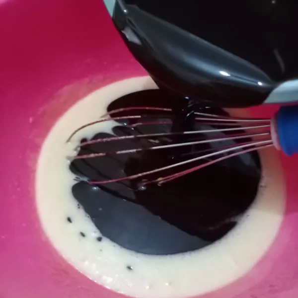 Tuang coklat yang telah cair ke wadah kocokan telur.