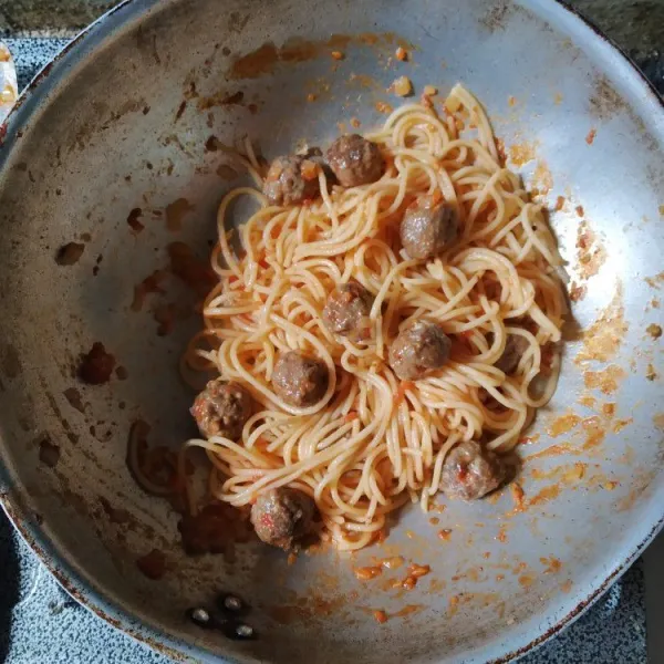 Masukkan spaghetti, aduk hingga saus rata, sajikan