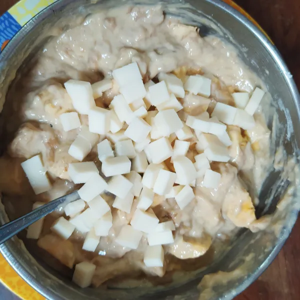 Masukkan keju cheddar yang sudah dipotong dadu. Aduk hingga rata.