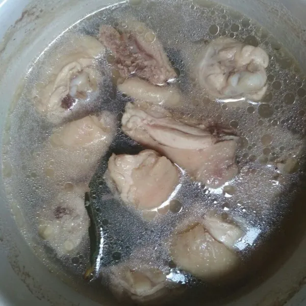 Rebus daging ayam dengan 1 lembar daun salam, buang airnya