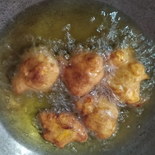 Panaskan minyak, lalu goreng pisang dengan api sedang cenderung kecil. Setelah matang, angkat dan tiriskan. Sajikan dengan taburan gula halus diatasnya.