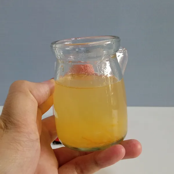 Tuang air honey yuzu.