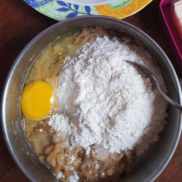 Pisang yang matang banget dilumatkan dengan garpu. Lalu masukkan telur, gula, santan bubuk, tepung dan vanili bubuk. Aduk sambil ditambahkan air sedikit demi sedikit.