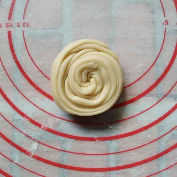 Kemudian gulung adonan membentuk spiral, lakukan hingga adonan habis