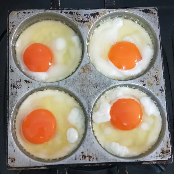 Ceplok telur satu-satu hingga matang kedua sisi, angkat, sisihkan.
