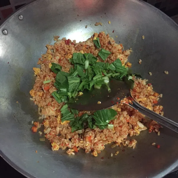 Tambahkan sawi, garam, penyedap, saus tiram, dan kecap manis. Aduk rata. Koreksi rasa. Sajikan.