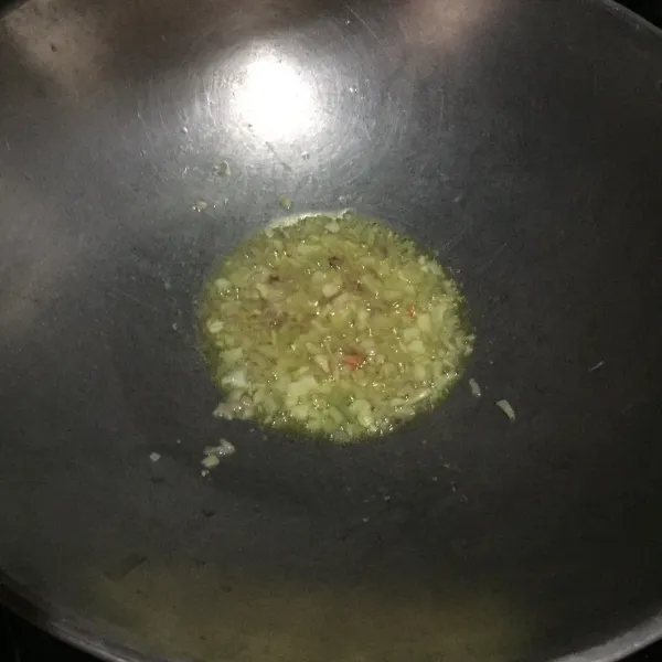 Tumis bawang putih dan bawang merah sampai wangi.