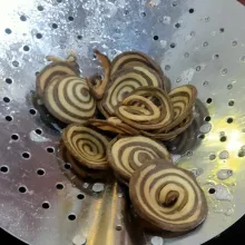 Goreng dengan api kecil, tiriskan lalu simpan dalam toples.