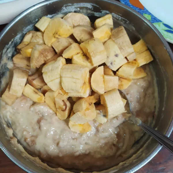 Masukkan potongan pisang.