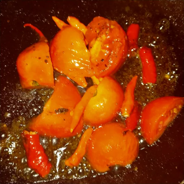 Goreng tomat, cabe besar, dan cabe rawit hingga matang.