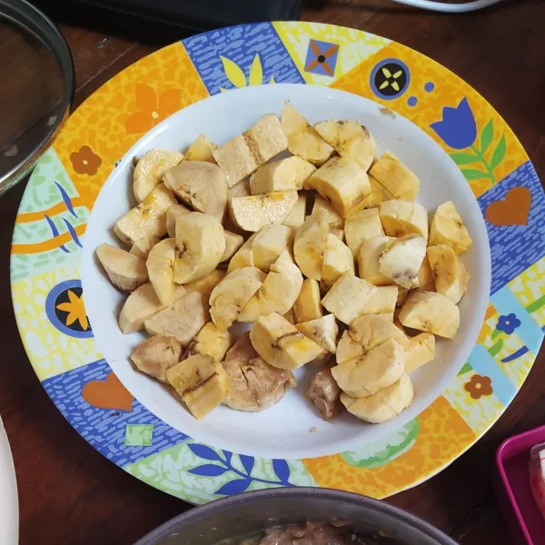 Potong-potong pisang, sisihkan.