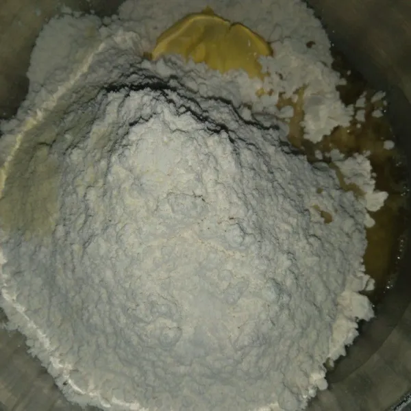 Campur bahan kulit pastel selain air hangat.