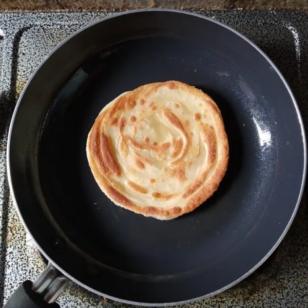 Siapkan teflon beri sedikit minyak, masak roti canai dengan api kecil hingga matang, sajikan