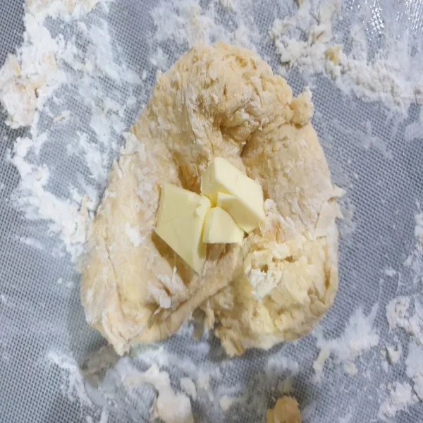 3. Tambahkan butter atau mentega , uleni hingga kalis lalu diamkan selama sejam.