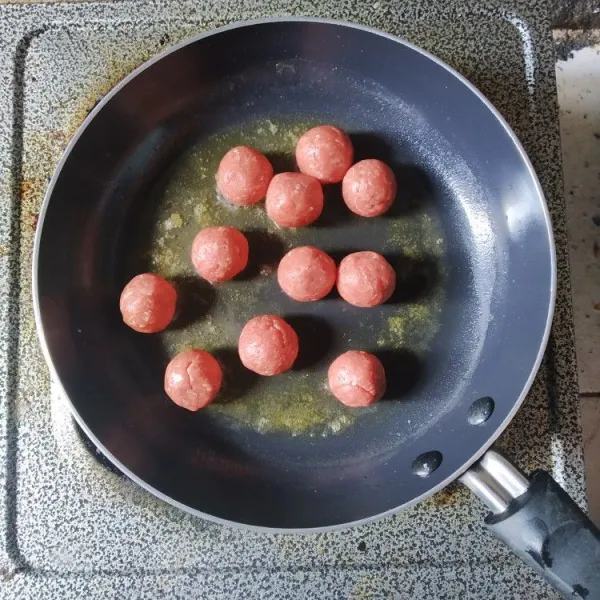 Bentuk bulat sesuai selera, panaskan margarin, masak meatball hingga matang