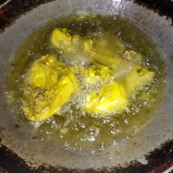 Jika akan digoreng, goreng daging yama dalam minyak goreng yang sudah panas, lalu goreng daging ayam hingga kecoklatan.