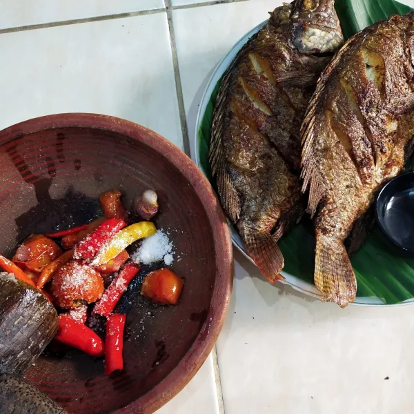 Setelah ikan nila sudah matang kemudian haluskan sambalnya dan siap disajikan