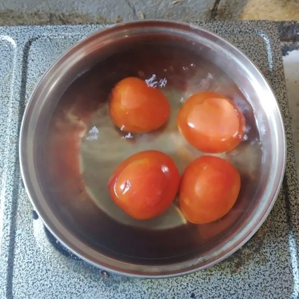 Rebus tomat hingga matang, kemudian kupas kulitnya