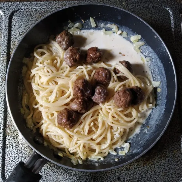 Masukkan spaghetti dan meatball, aduk rata, sajikan hangat