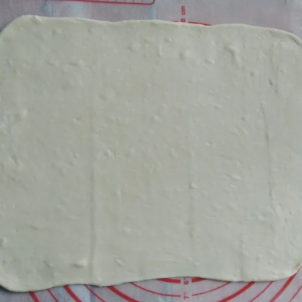 Gilas pizza dough hingga tipis (3 mm)