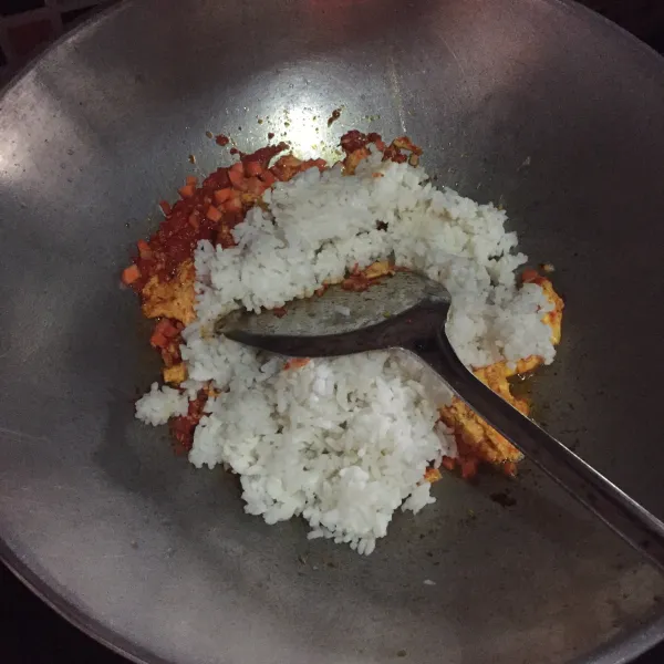 Masukkan nasi, aduk sampai tercampur rata dengan bumbu.