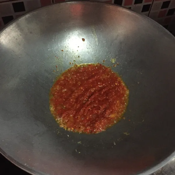 Tambahkan cabe giling, aduk, masak sampai cabe berubah warna/ matang.