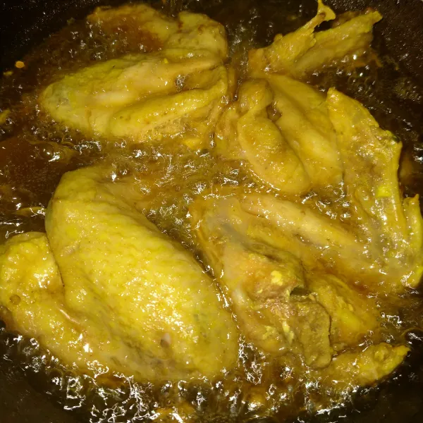 Goreng ayam hingga matang.