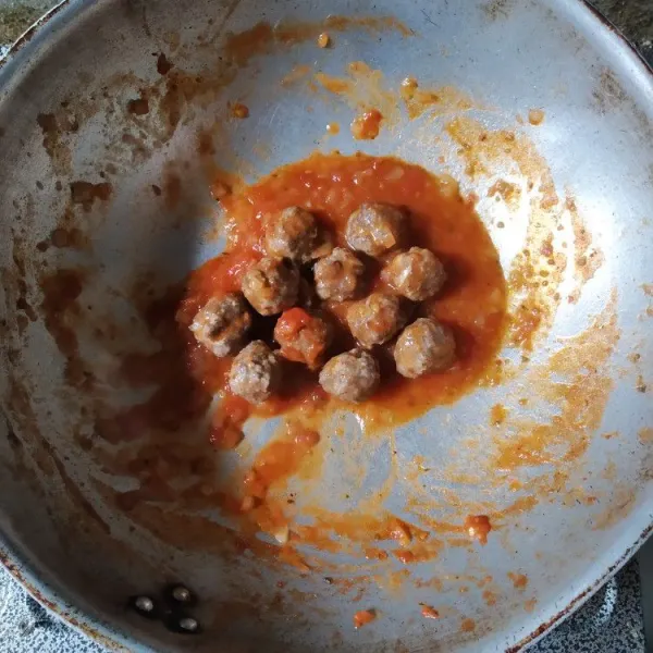 Ambil seperlunya saus tomat yang sebelumnya dibuat, panaskan dengan api kecil, masukkan meatball