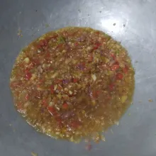 Tumis irisan bawang hingga harum, matang dan agak kering bukan gosong.