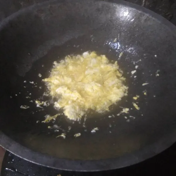 Panaskan minyak, pecahkan telur diwajan lalu buat orak-arik. Sisihkan di tepi wajan.