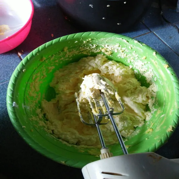 Mixer margarin dan gula halus sampai pucat, lalu tambahkan putih telur mixer kembali selama 5 menit