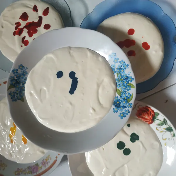 Bagi menjadi 6 bagian dan beri pewarna sesuai selera.