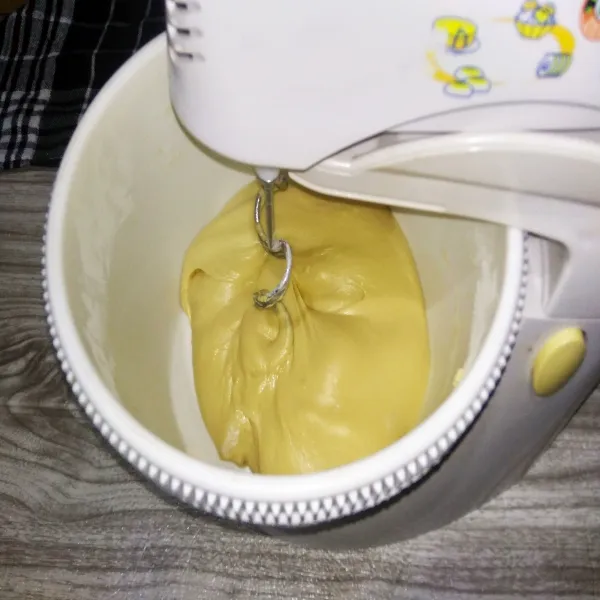 Mixer adonan selama 15 menit. Lalu masukkan margarin dan garam. Kemudian mixer lagi selama 15 menit hingga adonan kalis dan elastis.