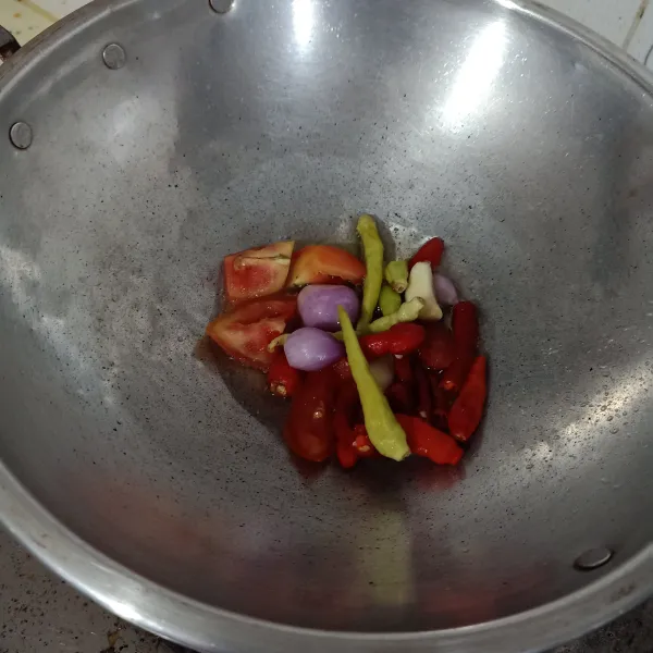 Goreng cabe, bawang, tomat, dan terasi sampai layu.