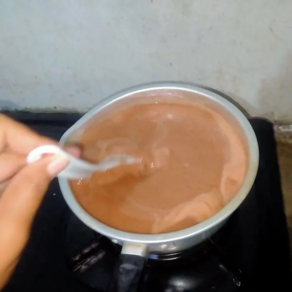 Siapkan panci, masukkan semua lapisan coklat, masak dengan api kecil sambil di aduk-aduk hingga mendidih. Matikan kompor kemudian diamkan sampai uap panasnya hilang.