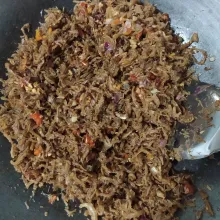 Masukkan semua bahan aduk aduk hingga rata, beri gula pasir dan kecap ikan, tidak perlu ditambahkan garam karna sudah asin.