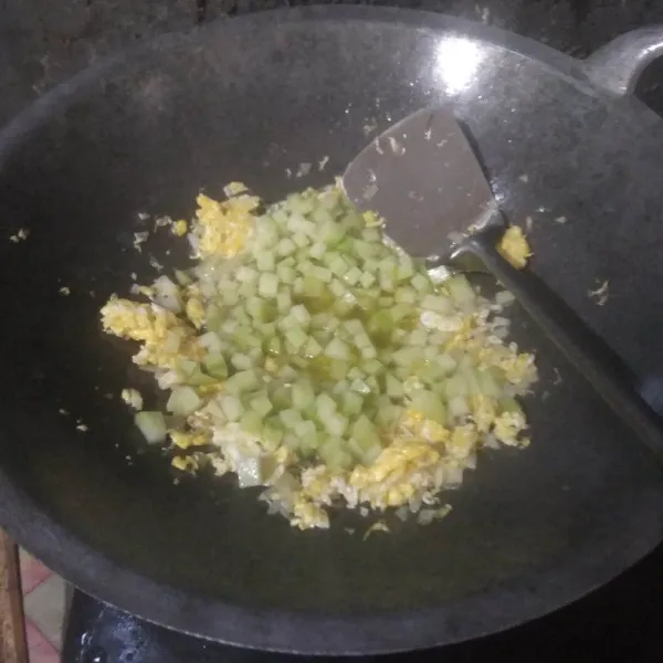 Masukkan labu siam. Aduk-aduk hingga layu. Tunggu hingga mendidih.