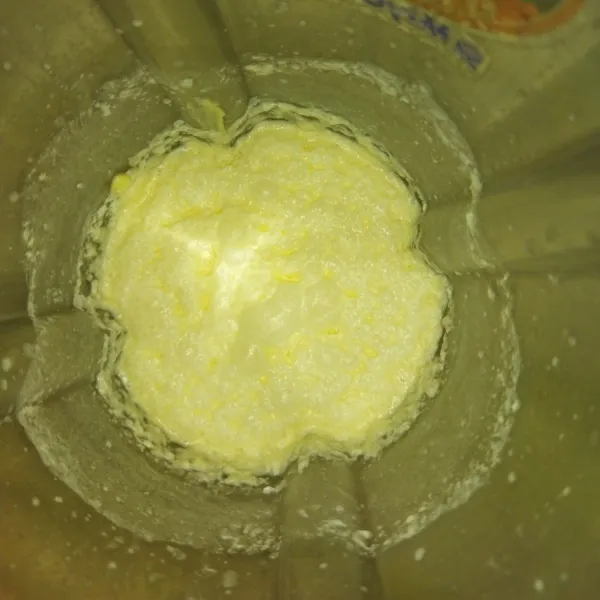 Blender telur dan margarin hingga tercampur rata.