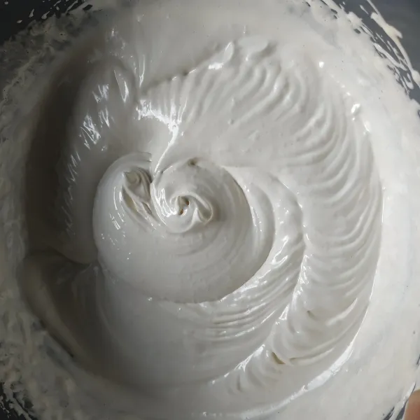 Mixer hingga mengembang, putih kental dan berjejak.